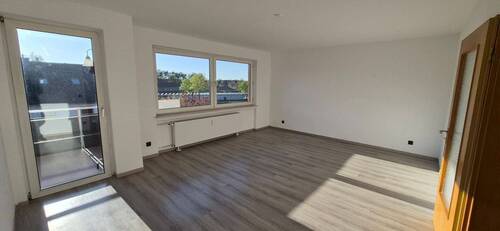Wohnzimmer, hell und freundlich - Wohnen und Rendite zugleich * Sonnige ETW mit Balkon, EBK und 5 Garagen in bester Lage