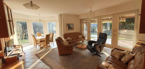 lichtdurchflutetes Wohnzimmer - 