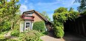 Außenansicht nebst Carport - Großzügig + sehr gepflegt * 1-2 Familienhaus in ruhiger, bevorzugter Lage * 2 Küchen, 2 Bäder, Carport, Terrasse, Balkon, 2 Gartenteiche