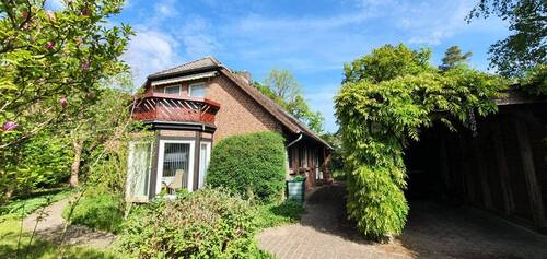 Außenansicht nebst Carport - Großzügig + sehr gepflegt * 1-2 Familienhaus in ruhiger, bevorzugter Lage * 2 Küchen, 2 Bäder, Carport, Terrasse, Balkon, 2 Gartenteiche