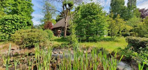 Frontansicht mit Teich - 