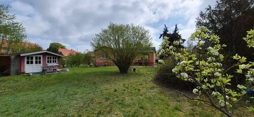 Rückansicht mit Gartenhaus und Haus - 