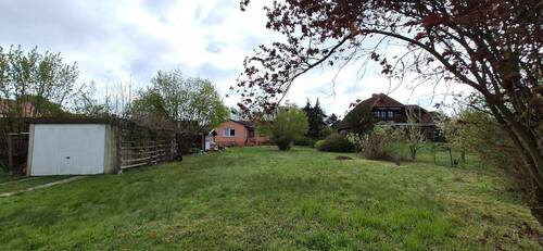 Rückansicht mit Garage, Gartenhaus und Haus - 