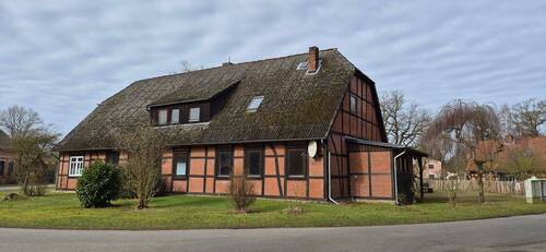 Außenansicht.jpg - Viel Wohnraum zum Gestalten in ländlicher Idylle