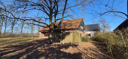 rückwärtige Ansicht Haus, dahinter Scheune - 