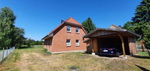 Außenansicht mit Carport - Neuwertiges EFH mit Wärmepumpe, Carport, 2 Bäder, EBK und eigenes Grünland