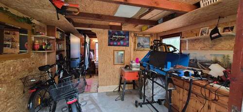 Nebengebäude, Abstellraum, dahinter wohnraumähnlicher Raum - 