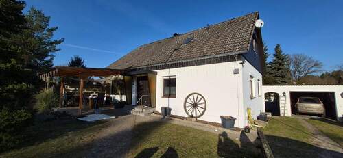 Frontansicht Terrasse und Haus - 6 Zimmer Einfamilienhaus in Höhbeck