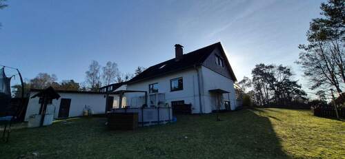 Rückansicht Garage und Haus - 