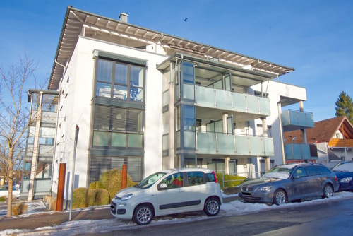 Hausansicht - Moderne 2,5-Zimmer-Wohnung mit Balkon, Fußbodenheizung & Aufzug – naturnah gelegen