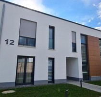 Exklusive 2,5 Zimmer-Neubauwohnung mit viel Platz, sonniger Terrasse, Einbauküche und TG-Stellplatz - Villingen-Schwenningen
