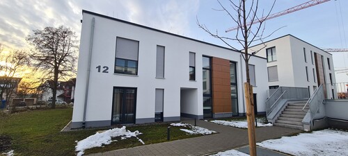 Ansicht Hauseingang - Exklusive 2,5 Zimmer-Neubauwohnung mit viel Platz, sonniger Terrasse, Einbauküche und TG-Stellplatz