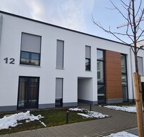 Exklusive 2,5 Zimmer-Neubauwohnung mit viel Platz, sonniger Terrasse, Einbauküche und TG-Stellplatz - Villingen-Schwenningen