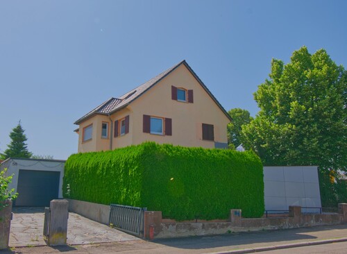 Vorderansicht - TOP RENDITE, top renoviert & gut vermietet! 2,5 Zimmer-Dachgeschosswohnung mit Stellplatz