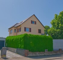 TOP RENDITE, top renoviert & gut vermietet! 2,5 Zimmer-Dachgeschosswohnung mit Stellplatz - Villingen-Schwenningen