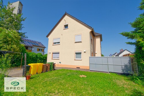 Rückseite mit Garten - 2 Zimmer Dachgeschoßwohnung in Villingen-Schwenningen