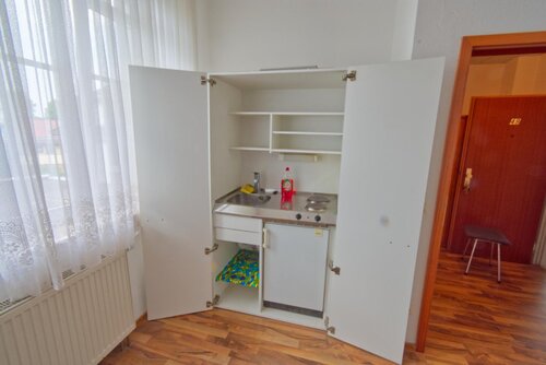 Kompakte Pantry-Küche im Schrank - Etagenwohnung mit 28,20 m&sup2; in Villingen-Schwenningen zur Miete