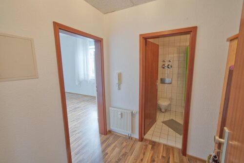 Flur mit Blick ins Bad - 