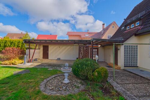 Garten mit überdachtem Freisitz - 