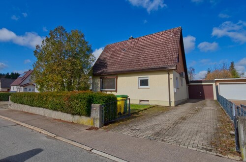Ansicht Straßenseite - Wohnen im Grünen: Gepflegtes Siedlungshaus mit idyllischem Garten im beliebten Wohngebiet 'Sauerwasen' in VS-Schwenningen
