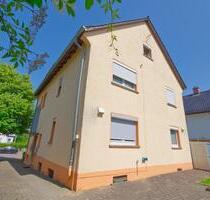 Über 6% Brutto-RENDITE, top renoviert & gut vermietet! Attraktive 2,5 Zimmer-Dachgeschosswohnung mit Stellplatz - Villingen-Schwenningen