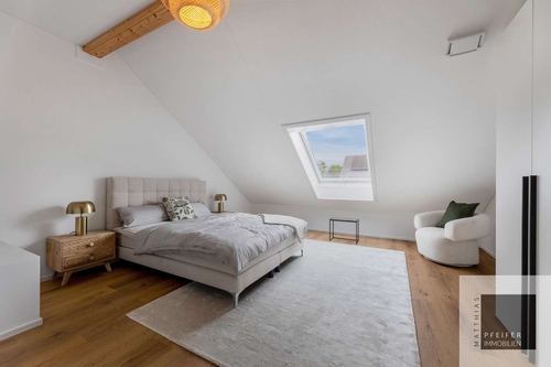 Schlafzimmer_DG - 2.235,00 EUR Kaltmiete, ca.  145,00 m² Wohnfläche