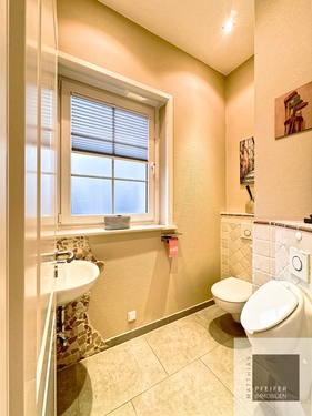 Gäste-Toilette EG - Einfamilienhaus mit 165,00 m&sup2; in Frankfurt am Main zur Miete