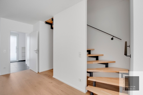 Treppenhaus EG - Reihenmittelhaus mit 145,00 m² in Friedberg (Hessen) zur Miete