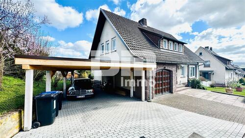 Frontansicht / Carport - 7 Zimmer Einfamilienhaus zum Kaufen in Bodenfelde