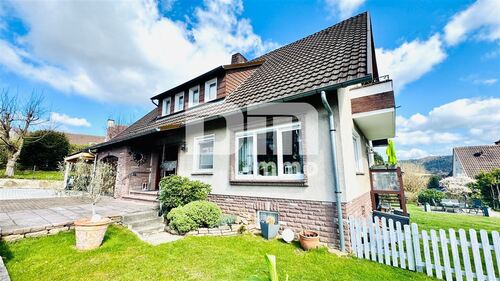 Titel Frontansicht - Umfangreich saniertes Ein- bis Zweifamilienhaus in idyllischer Ortsrandlage