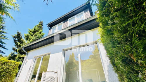 Rückansicht Titel - Charmantes Wohnglück - Ihr neues Zuhause mit Carport Terrasse und großem Gartenbereich