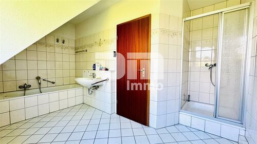 OG / DG Badezimmer / Wanne / Dusche - 