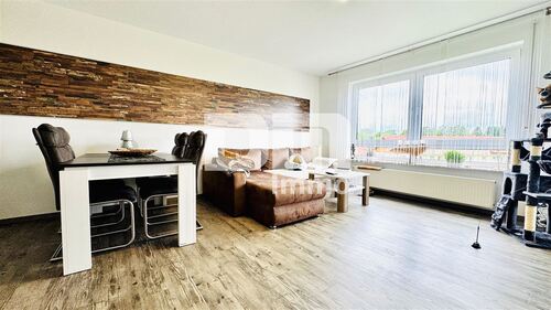 Wohn / Esszimmer / Zugang Balkon - 