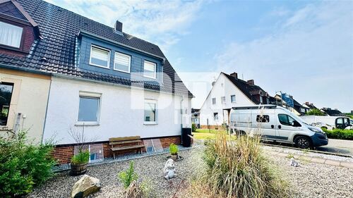 Frontansicht / PKW STellplatz - 3 Zimmer Doppelhaushälfte in Lohfelden