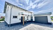 Frontansicht / Garage / Hofeinfahrt - 5 Zimmer Einfamilienhaus in Bad Arolsen