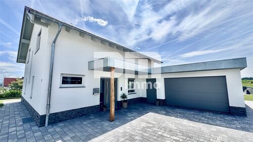 Frontansicht / Garage / Hofeinfahrt - 5 Zimmer Einfamilienhaus in Bad Arolsen