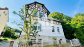 Frontansicht Titel - Sanierter Wohntraum mit Garten Terrasse und 2 Garagen + vielen Extras