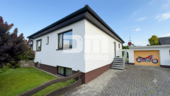 Titel Frontansicht Einfahrt / Garage - Solider Familien-Bungalow mit großem Potenzial in ruhiger Lage mit Wintergarten und Garage