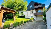 Zufahrt / Gartenbereich vor dem Haus + Überdachung - 