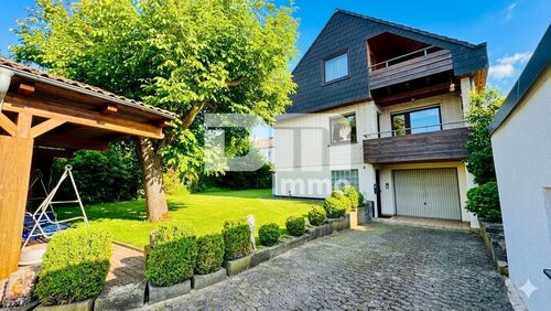 Zufahrt / Gartenbereich vor dem Haus + Überdachung - 