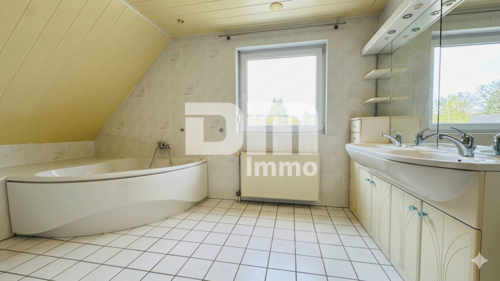 OG / DG Badezimmer Wanne / Dusche - 