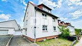 Frontansicht Zufahrt / Stellplatz - 6 Zimmer Zweifamilienhaus in Kassel