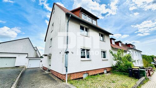 Frontansicht Zufahrt / Stellplatz - 6 Zimmer Zweifamilienhaus in Kassel