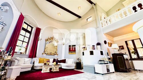 EG Wohnbereich / Gallerie mit Empore und Kamin - 