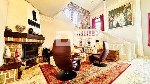 EG Wohnbereich / Gallerie mit Empore und Kamin - 