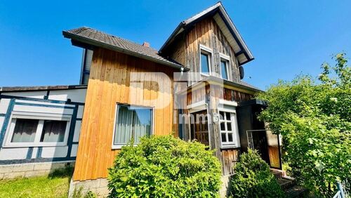 Frontansicht Wohnhaus - 7 Zimmer Einfamilienhaus in Bad Gandersheim