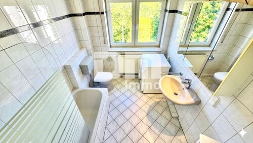 Ebene 1 Badezimmer Badewanne / Waschmaschine - 