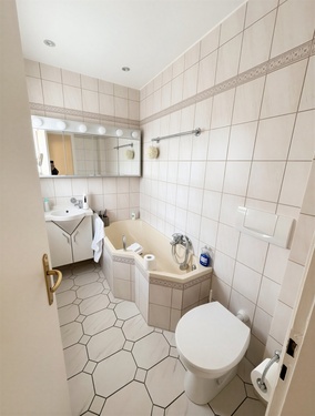 Badezimmer Erdgeschoss - 5 Zimmer Einfamilienhaus in Mainz