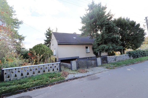 Haus straßenseitig links fern - 4 Zimmer Einfamilienhaus zum Kaufen in Brehna