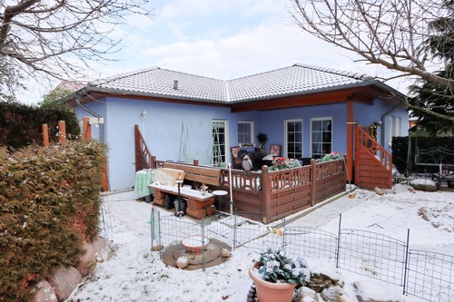 Haus Süd-West Ansicht mit Terrasse nah - Bungalow mit 110,00 m&sup2; in Landsberg zum Kaufen
